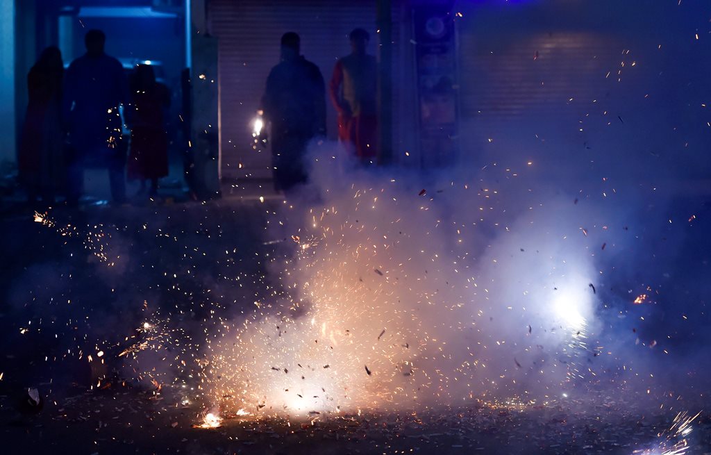 पटाखों पर प्रतिबंध को चुनौती देने वाली याचिका ख़ारिज, सुप्रीम कोर्ट ने कहा- जीवन ख़तरे में है