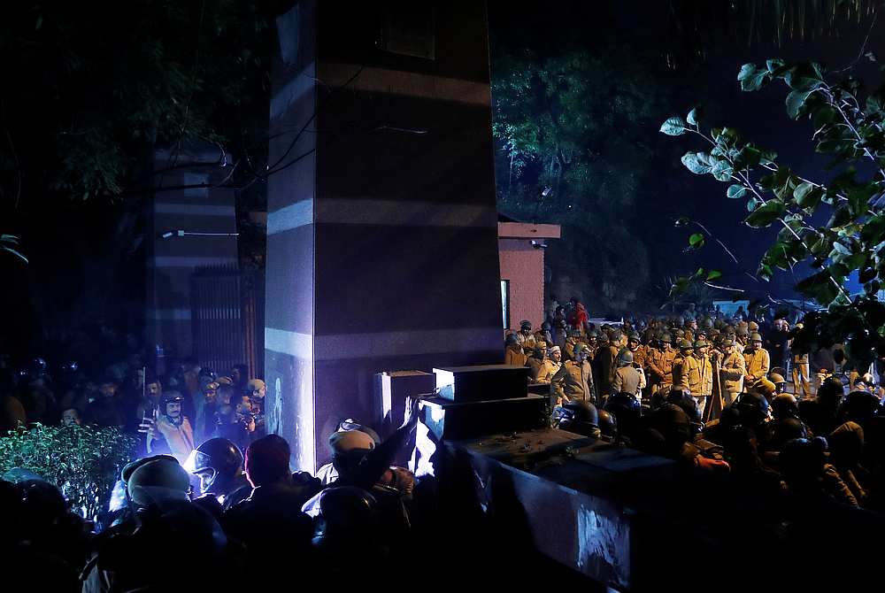 जेएनयू हिंसा मामले में दिल्ली पुलिस ने ख़ुद को क्लीन चिट दी