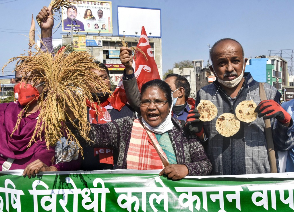 भारत बंद: शांतिपूर्ण प्रदर्शन करते हुए किसानों ने कृषि क़ानून वापस लेने की मांग दोहराई
