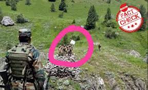 No, This Is Not A Photo Of Pakistani Soldiers Signalling A Truce