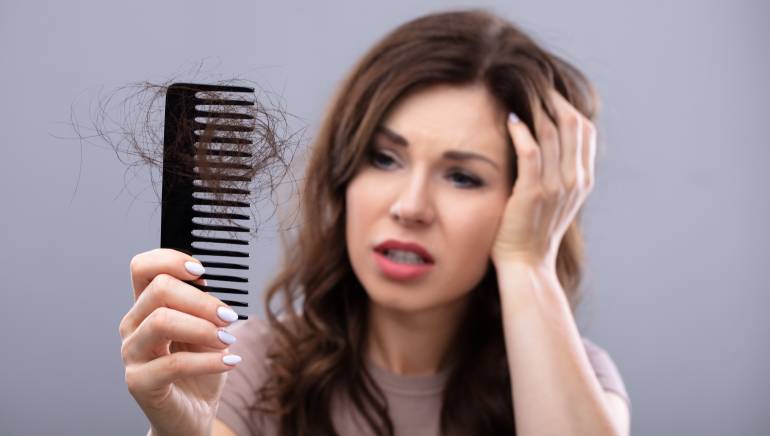 झड़ते बालों से परेशान हैं तो आजमाएं आपके किचन में मौजूद ये 4 रामबाण इलाज