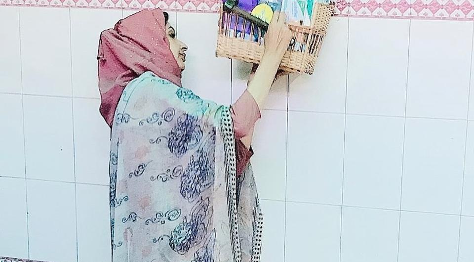Kashmir woman provides sanitary kits in ladies washrooms in Srinagar amid coronavirus