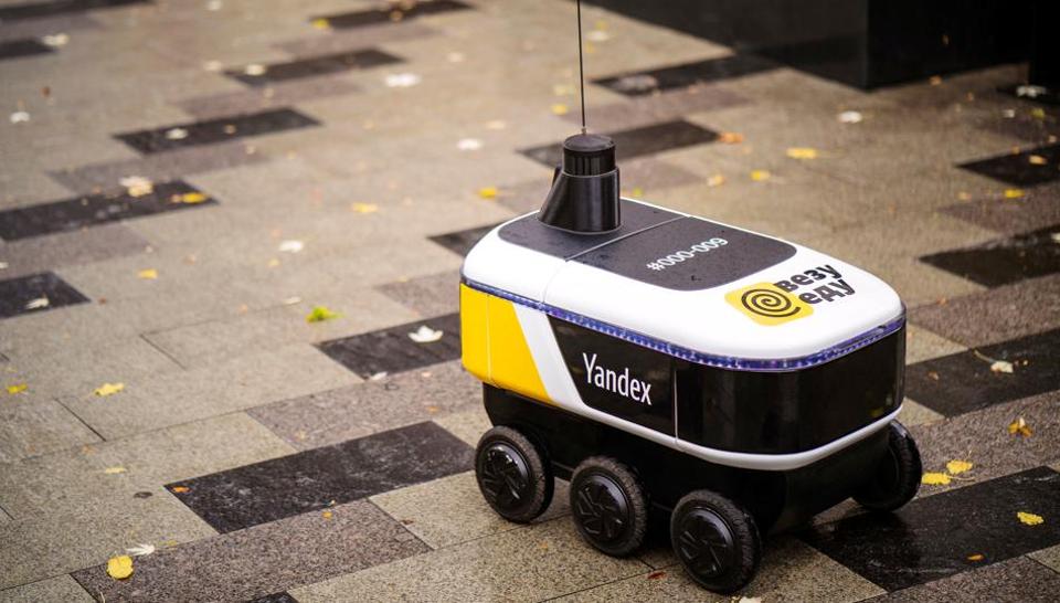 Robots deliver food, groceries to customers in Moscow