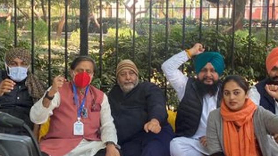 Shashi Tharoor joins protesting MPs at Jantar Mantar, says govt failed nation and farmers