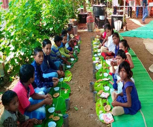 बुरहानपुर ने केले के पत्तों पर भोजन कराने की परंपरा से प्लास्टिक को हराया