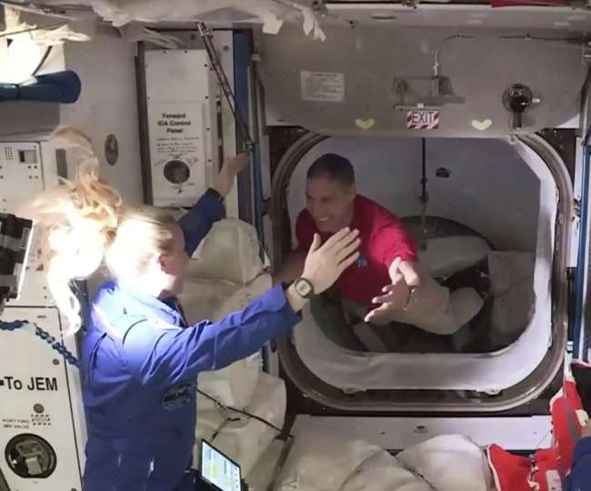 इंटरनेशनल स्पेस स्टेशन पहुंचे SpaceX के चार अंतरिक्ष यात्री, 27 घंटे में तय किया सफर