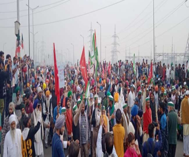 LIVE किसान आंदोलन:  यूपी गेट पर धरना दे रहे किसानों ने दिल्ली की ओर किया कूच, लगा जाम