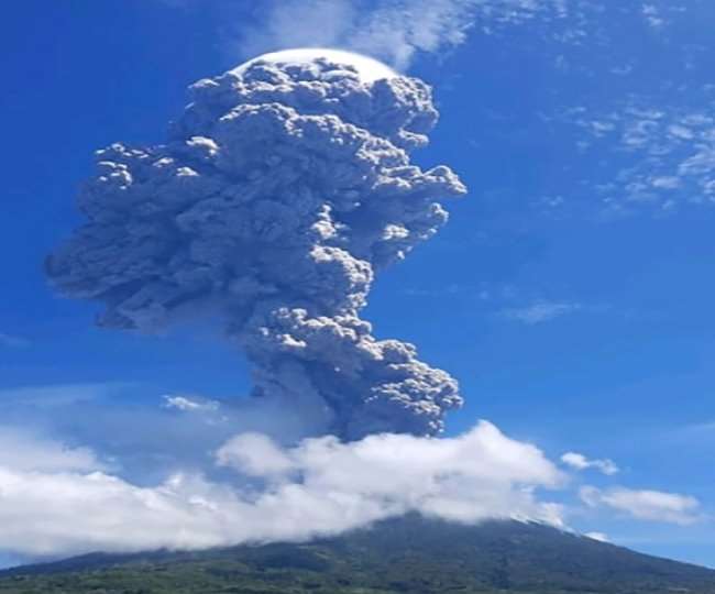 इंडोनेशिया में ज्‍वालामुखी फूटने से चार हजार मीटर तक राख का गुबार, 2,780 लोग हुए घरबार छोड़ने को मजबूर
