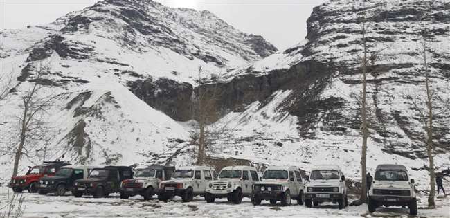Snowfall in Himachal: प्रदेश में बर्फबारी से शीतलहर तेज, लेह मार्ग पर वाहन रोके; यलो अलर्ट जारी