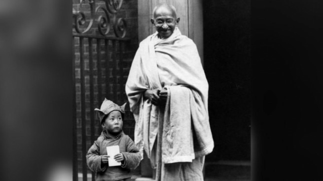 Fact Check: Is this baby Dalai Lama with Mahatma Gandhi?