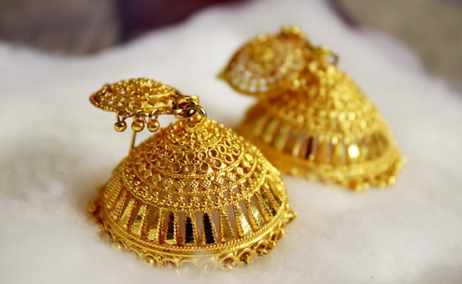 Gold Price Today: Gold Futures Edge Higher To Rs 49,600/10 Grams Mark As Dollar Dips