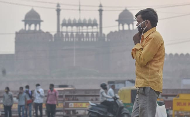 बैन के बावजूद दिल्ली में देर रात तक चले पटाखे, हवा हुई जहरीली, PM 2.5 का स्तर 500 के पार