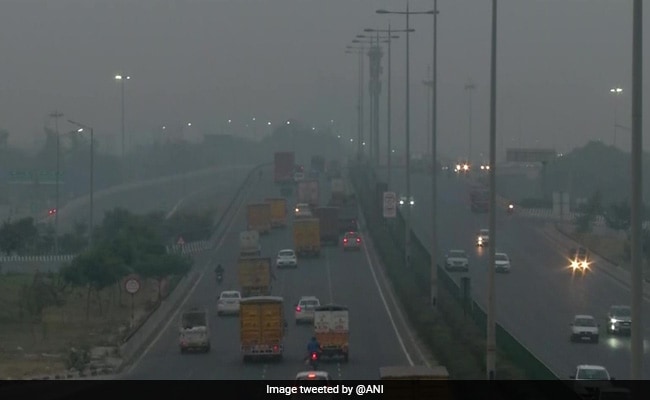 Delhi-NCR Pollution: प्रदूषण बढ़ने से दिल्ली में छाई धुंध की परत, गुड़गांव में सूरज की रोशनी पड़ी फीकी