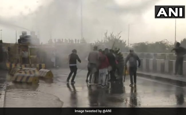 दिल्ली कूच कर रहे किसानों और पुलिस के बीच झड़प, ईंट-पत्थर चले; बैरिकेड्स तोड़ नदी में फेंका