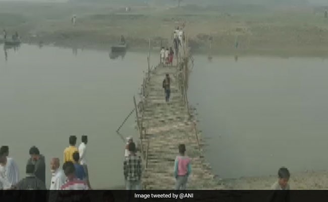 बिहार चुनाव 2020: मतदान के लिए कहीं बनाया गया पुल, तो कोई खटिया पर वोटिंग करने पहुंचा, देखें Video