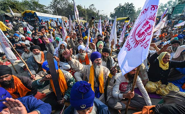 किसान आंदोलन : खट्टर के आवास की ओर कूच कर रहे कांग्रेस कार्यकर्ताओं पर पानी की बौछार