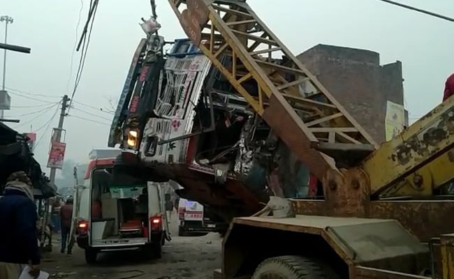 उत्तर प्रदेश के कौशांबी में भीषण सड़क हादसा, SUV पर बालू लदा ट्रक पलटने से 8 की मौत