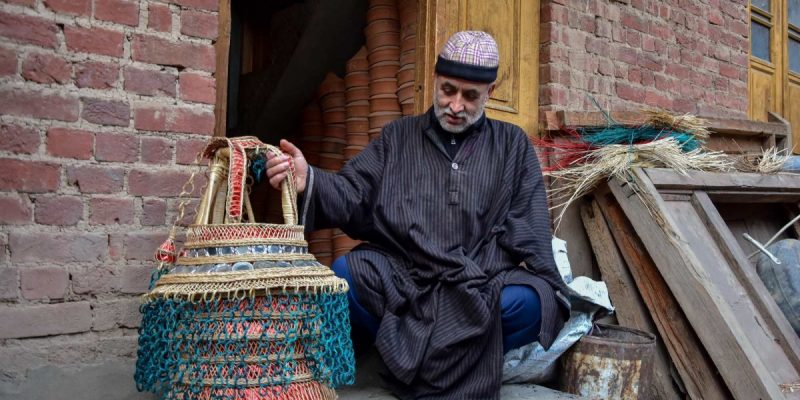 In Photo: Traditional Kangris Still Keep Kashmiris Warm Every Winter