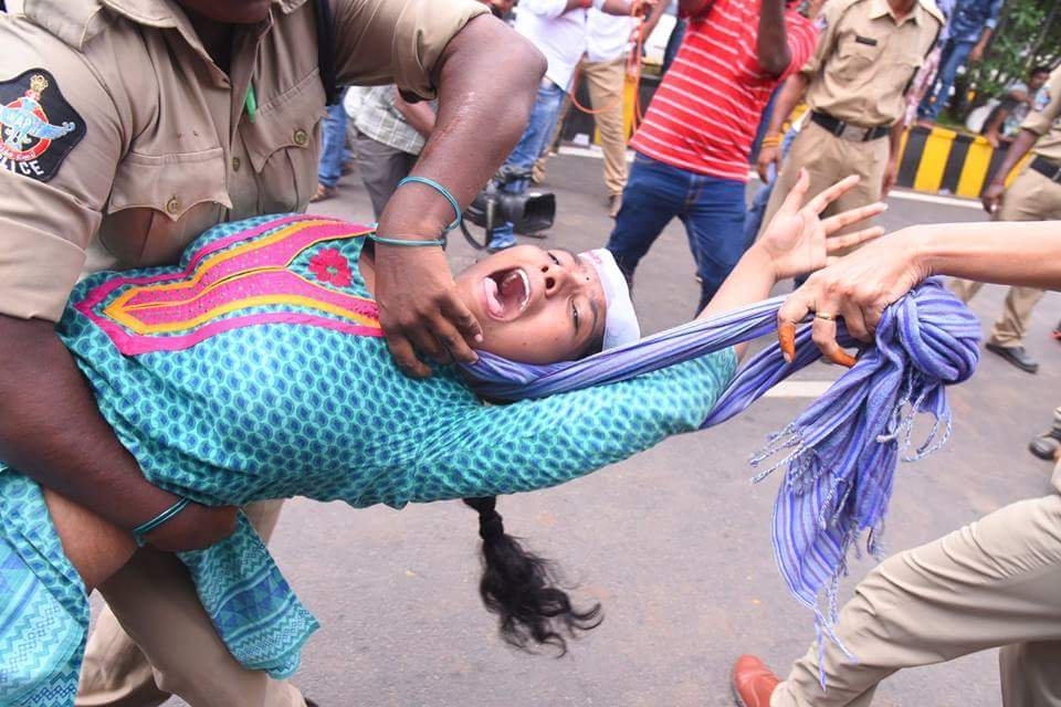 Old image from Andhra shared on Pak social media as brutality against Kashmiri women - Alt News