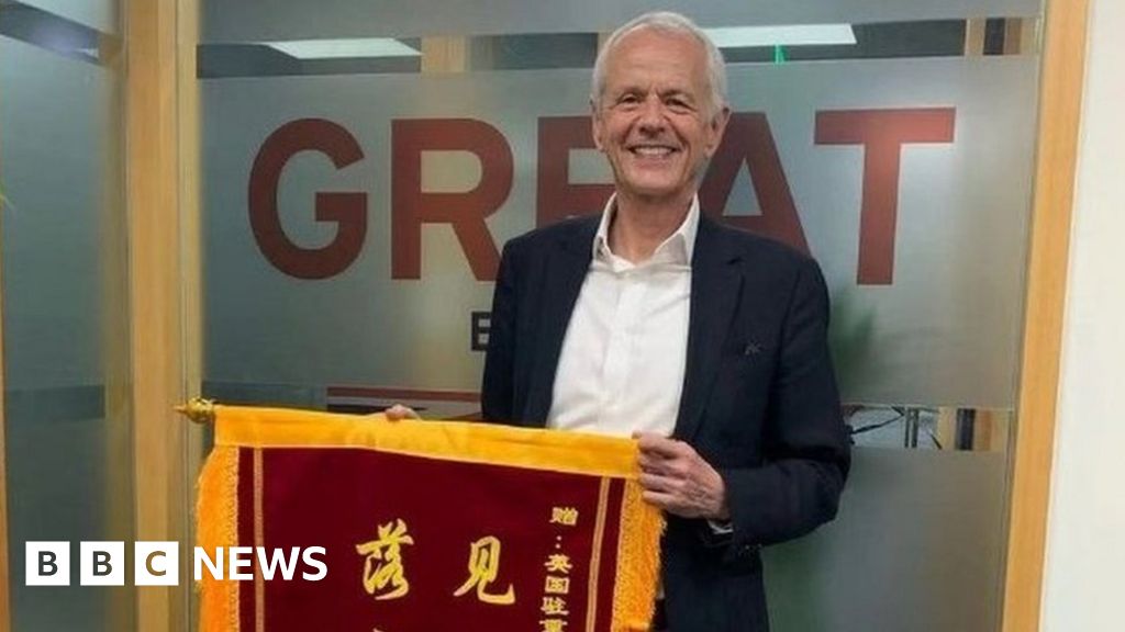 British diplomat who saved drowning woman in China awarded banner