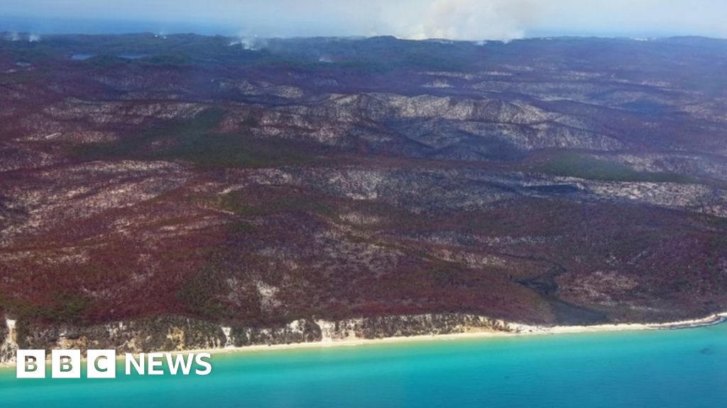 Australia bushfire: Fraser Island residents told to leave immediately