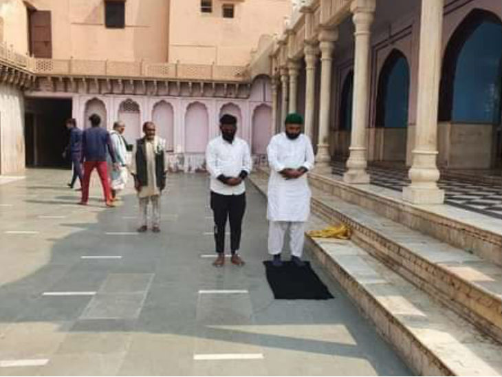 मथुरा के नंदबाबा मंदिर में 2 मुस्लिमों ने नमाज पढ़ी, 4 पर FIR; मंदिर गंगाजल से शुद्ध किया गया