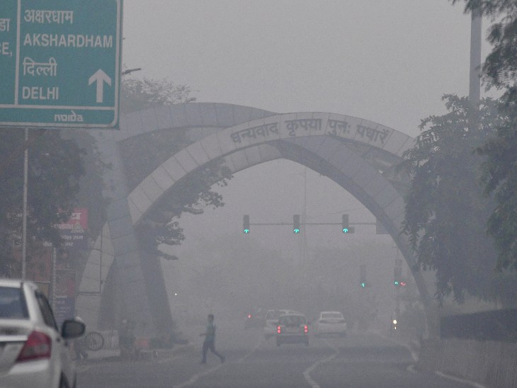दिवाली पर दिल्ली की हवा दमघोंटू: पटाखों पर बैन के बावजूद दिल्ली-NCR में घनी धुंध, 10 मीटर दूर देखना भी मुश्किल