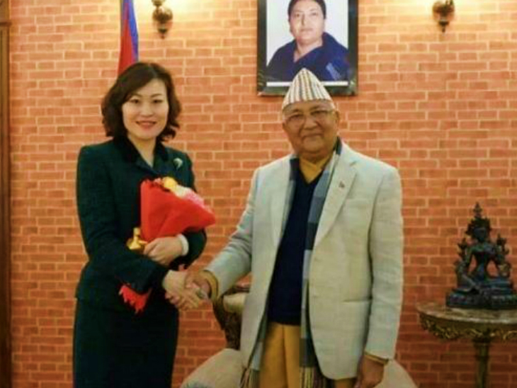 नेपाल में चीनी दखल: नेपाल सरकार पर फिर खतरा, चीन की राजदूत ने प्रधानमंत्री ओली से 2 घंटे बातचीत की