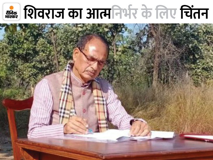 आत्मनिर्भर मध्यप्रदेश पर मनन: मुख्यमंत्री ने बांधवगढ़ के जंगल में लगाई कुर्सी-टेबल, आदिवासियों की समस्याएं भी सुनी