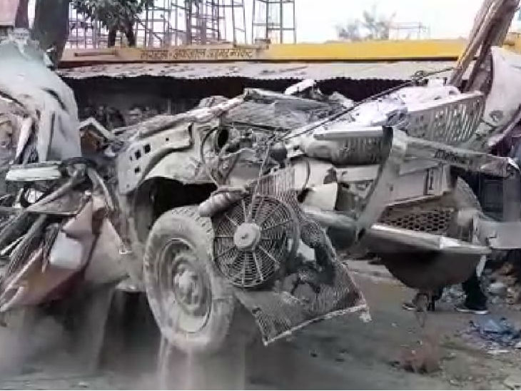 कार पर ट्रक पलटा, 8 बारातियों की मौत: उत्तरप्रदेश के कौशांबी में हुआ हादसा, जान गंवाने वालों में तीन परिवारों की छह महिलाएं