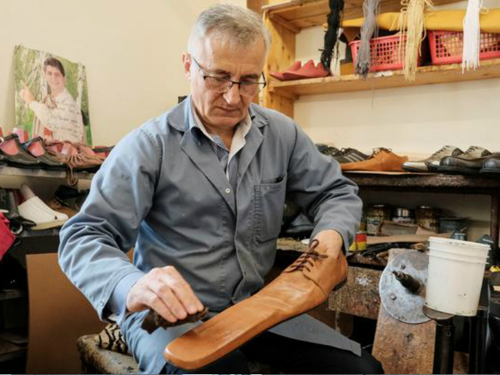 सोशल डिस्टेंसिंग का अनोखा तरीका: मोची ने बनाया 75 नम्बर का जूता ताकि महामारी में दो लोगों के बीच दूरी बरकरार रहे, कीमत 13,450 रुपए