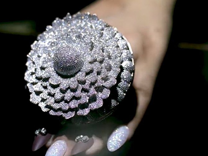 दी रिंग ऑफ प्रॉस्पेरिटी: सूरत के 25 वर्षीय ज्वेलर ने बनाई 12,638 हीरों से जड़ी नायाब अंगूठी, गिनीज बुक ऑफ वर्ल्ड रिकॉर्ड में दर्ज हुआ नाम