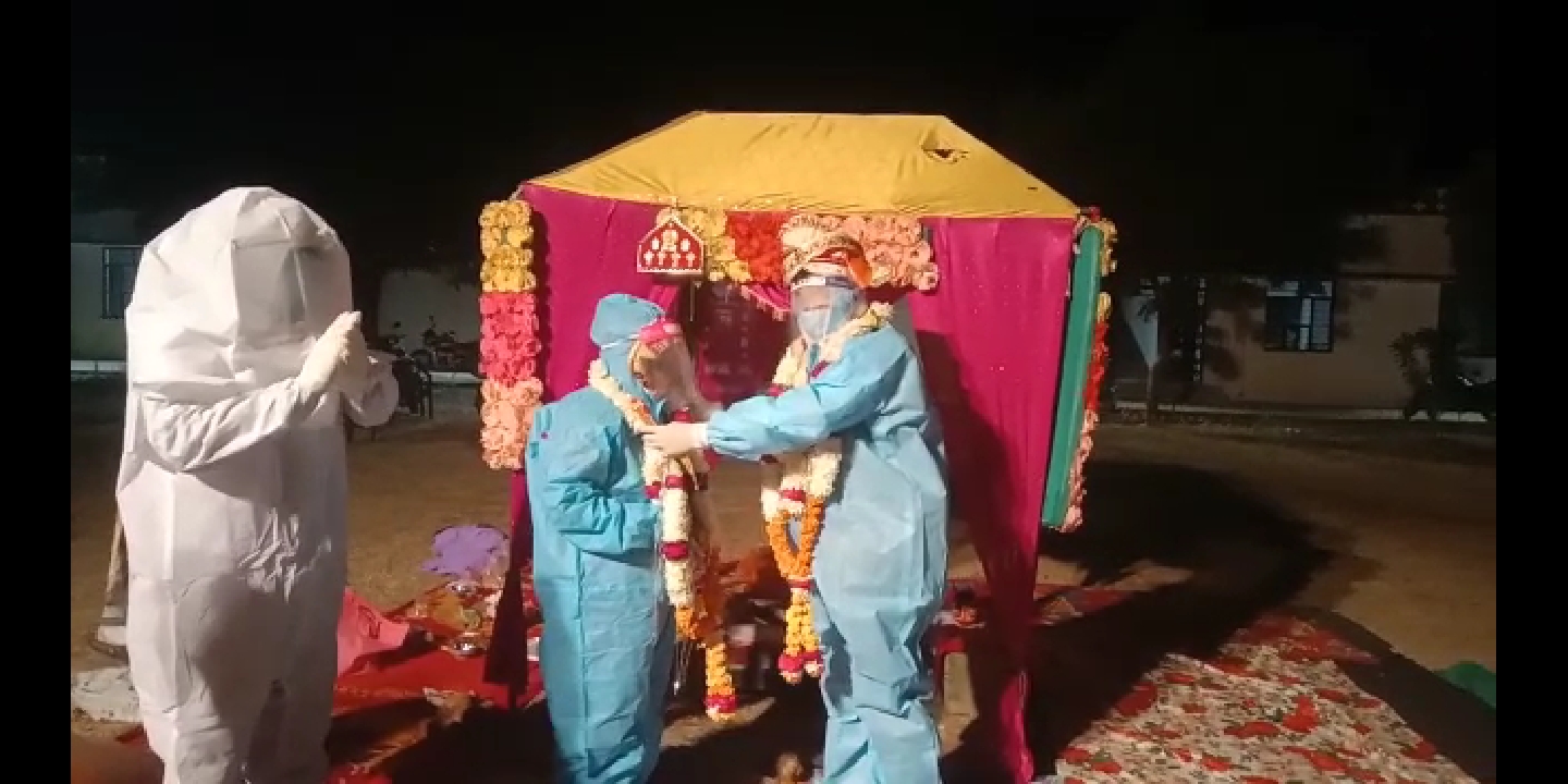 कोविड सेंटर में सजा मंडप: शादी वाले दिन ही दुल्हन की रिपोर्ट पॉजिटिव आई, पीपीई किट पहनकर लिए सात फेरे