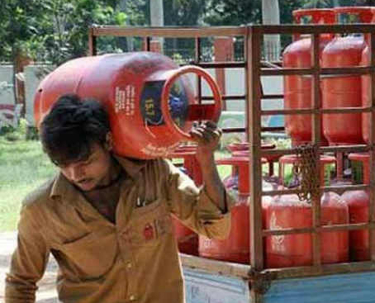 महंगाई: एक ही महीने में दूसरी बार बढ़े LPG गैस सिलेंडर के दाम, दिल्ली में 50 रुपए महंगा हुआ घरेलू गैस सिलेंडर