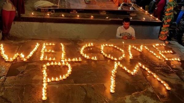 काशी देव दीपावली LIVE: दुल्हन की तरह सजा बनारस, PM मोदी वाराणसी पहुंचे