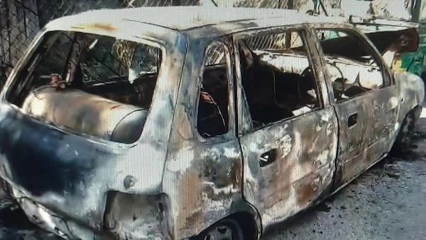 इंदौर में सिरफिरे ने रात 3 बजे कार में आग लगाई, पीछे खड़ी ऑटो भी जली