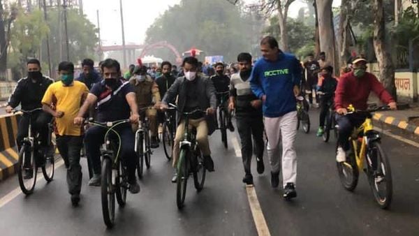 इंदौर में फिट इंडिया : सांसद और विधायक सहित सैकड़ों ने चलाई साइकिल