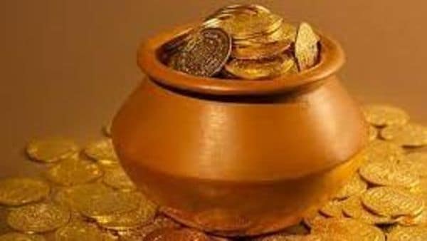 कानपुर: खेत में मिला मुगलकालीन सिक्कों से भरा कलश, मजदूरों ने आपस में बांटा