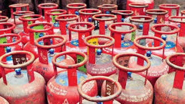 LPG Cylinder Price: नवंबर महीने में रसोई गैस हुई महंगी, जानें नए दाम 