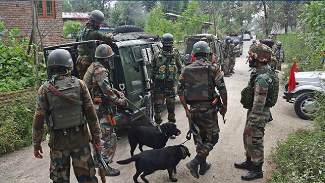 जम्मू कश्मीर: बडगाम में CRPF कैम्प के पास ग्रेनेड फेंका, कोई नुकसान नहीं