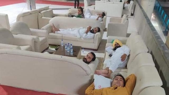 AAP विधायकों ने पंजाब सरकार से मांगी अध्यादेश की कॉपी, नहीं मिली तो विधानसभा में पूरी रात सोए रहे सभी