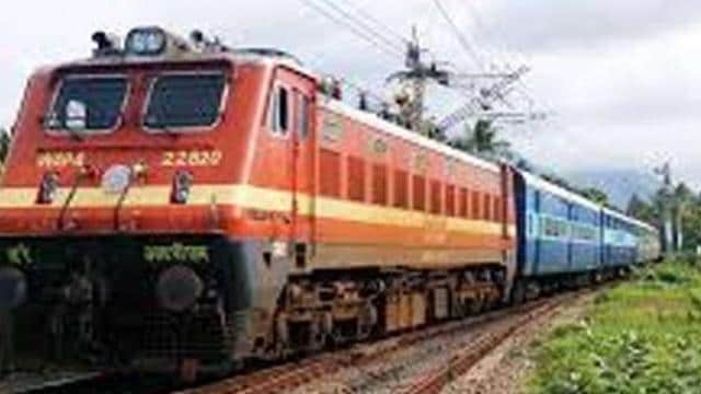  बंगाल में 7 महीने बाद शुरू हुई लोकल ट्रेन तो उमड़ी भीड़, ममता बोलीं- और ट्रेन चलाए रेलवे