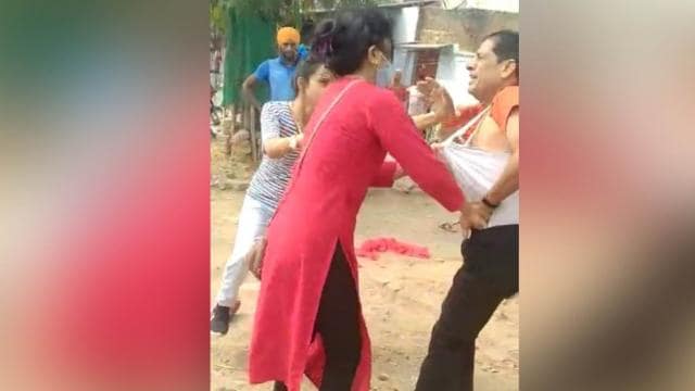 उरई में लड़कियों ने कांग्रेस जिलाध्यक्ष को सरेआम चप्पलों से पीटा, वीडियो वायरल