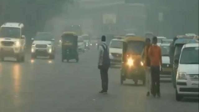 दिल्ली-NCR में छाई दमघोंटू धुंध, 'जहरीली' हवा के कारण लोगों को सांस लेने में हो रही परेशानी