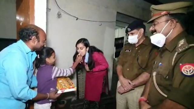 CM योगी ने बेटी के आंसू पर लिया संज्ञान, पटाखा विक्रेता पिता को पुलिस ने छोड़ा, अफसरों ने घर जाकर दी मिठाई