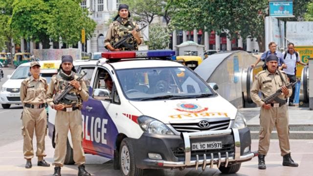 दिल्ली को थी दहलाने की साजिश? पुलिस के हत्थे चढ़े दो संदिग्ध कश्मीरी आतंकी, 10 जिंदा कारतूस बरामद