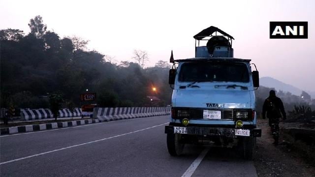 सुरक्षाबलों ने की कश्मीर को दहलाने की साजिश नाकाम, ट्रक में छिपे जैश के 4 आतंकी मारे गए