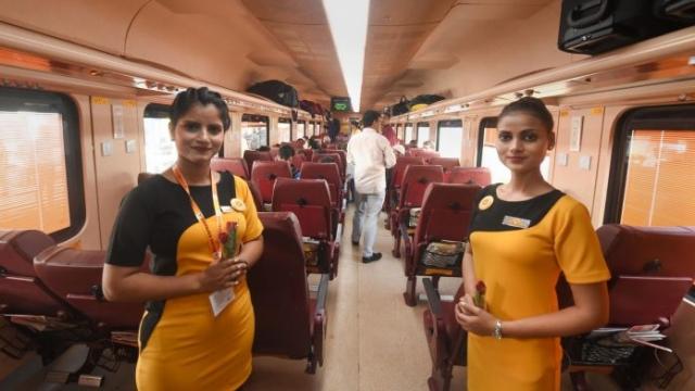 लखनऊ-दिल्ली तेजस एक्सप्रेस हो जाएगी बंद, फ्लेक्सी किराए के चलते लोग इस ट्रेन में नहीं कर रहे सफर