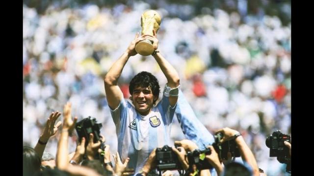 महान फुटबॉलर डिएगो माराडोना का 60 साल की उम्र में हार्ट अटैक से निधन
