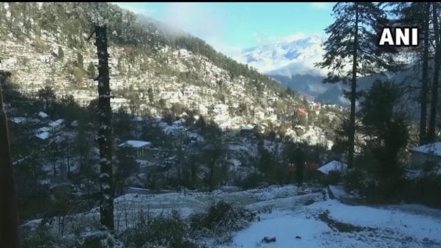 श्रीनगर में भारी हिमपात, बर्फ की सफेद चादर से ढका पूरा शहर